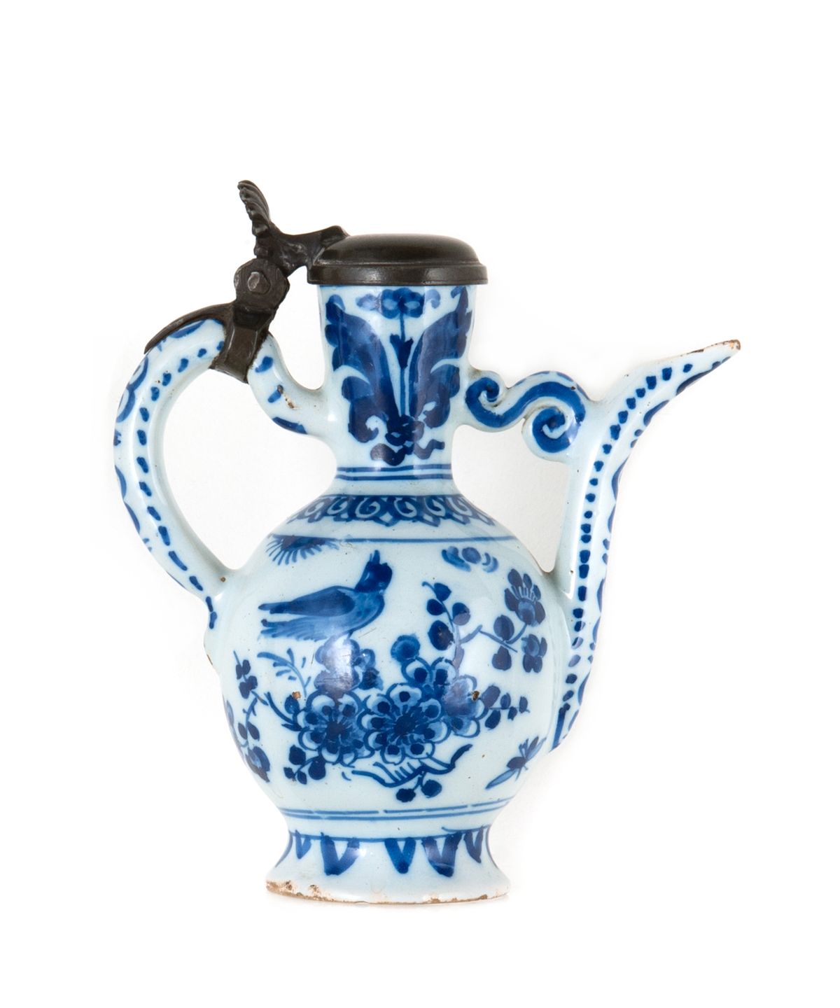 Een Hollandse Delfts Blauw en Witte Chinoiserie Wijnkan Gemonteerd met Tinnen Deksel - afbeelding 1