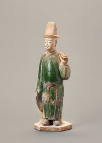 A Chinese green-glazed pottery figure of a tomb attendant - afbeelding 1