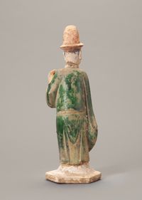 A Chinese green-glazed pottery figure of a tomb attendant - afbeelding 2