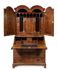 A Walnut double domed bureau bookcase - afbeelding 2