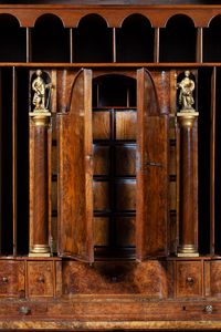 A Walnut double domed bureau bookcase - afbeelding 3