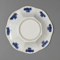 Set of five chinese blue and white lobed plates with floral design - image 3