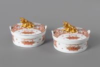 A pair of Dutch Delft doré round butter tubs with cover with a gilded lying cow - afbeelding 2