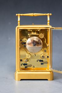 One piece case carriage clock, chronometer escapement. Signed Henry Robert à Paris, c. 1840. - image 2