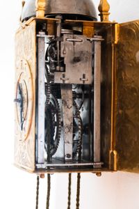 Een uniek miniatuur renaissance wandklokje, Zuid Duits, ca. 1600. - afbeelding 2