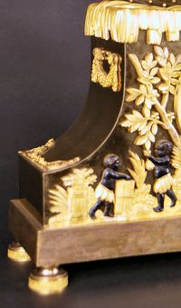 A French mantel clock, the 'Amerindian hunter'  à Paris, circa 1800. - image 3