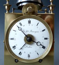 Franse Capucine klok met datum aanwijzing, kwartierslag op twee bellen, c. 1820. - afbeelding 2