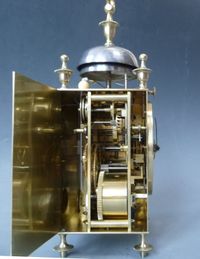Franse Capucine klok met datum aanwijzing, kwartierslag op twee bellen, c. 1820. - afbeelding 3