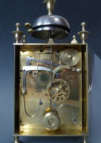 Franse Capucine klok met datum aanwijzing, kwartierslag op twee bellen, c. 1820. - afbeelding 4