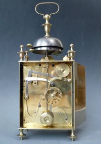 Franse Capucine klok met datum aanwijzing, kwartierslag op twee bellen, c. 1820. - afbeelding 6