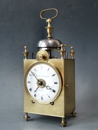 Franse Capucine klok met datum aanwijzing, kwartierslag op twee bellen, c. 1820. - afbeelding 5