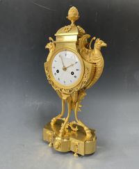 A Directoire vase mantel clock with griffins, France circa 1800. - image 3