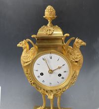 A Directoire vase mantel clock with griffins, France circa 1800. - image 5