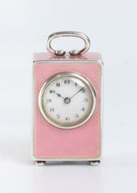 Een miniatuur Zwitsers zilveren roze transparant guilloche email klokje, circa 1900 - afbeelding 1