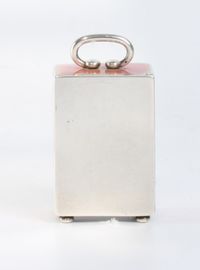 Een miniatuur Zwitsers zilveren roze transparant guilloche email klokje, circa 1900 - afbeelding 3