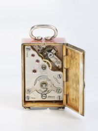 Een miniatuur Zwitsers zilveren roze transparant guilloche email klokje, circa 1900 - afbeelding 4