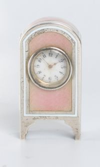 Een miniatuur getoogd Zwitsers zilveren roze transparant guilloche email klokje, circa 1900 - afbeelding 1