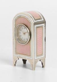 Een miniatuur getoogd Zwitsers zilveren roze transparant guilloche email klokje, circa 1900 - afbeelding 2