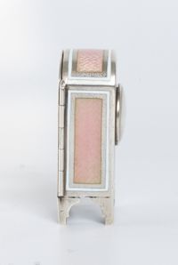 Een miniatuur getoogd Zwitsers zilveren roze transparant guilloche email klokje, circa 1900 - afbeelding 3