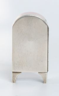 Een miniatuur getoogd Zwitsers zilveren roze transparant guilloche email klokje, circa 1900 - afbeelding 4