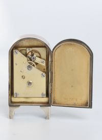 Een miniatuur getoogd Zwitsers zilveren roze transparant guilloche email klokje, circa 1900 - afbeelding 5