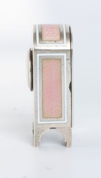 Een miniatuur getoogd Zwitsers zilveren roze transparant guilloche email klokje, circa 1900 - afbeelding 6