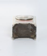 Een miniatuur getoogd Zwitsers zilveren roze transparant guilloche email klokje, circa 1900 - afbeelding 7