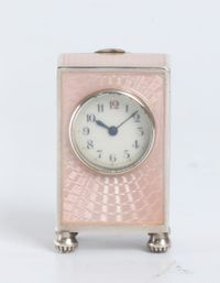 Een miniatuur Zwitsers zilveren roze transparant guilloche email klokje, circa 1900 - afbeelding 1