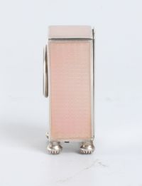 Een miniatuur Zwitsers zilveren roze transparant guilloche email klokje, circa 1900 - afbeelding 3