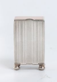 Een miniatuur Zwitsers zilveren roze transparant guilloche email klokje, circa 1900 - afbeelding 4