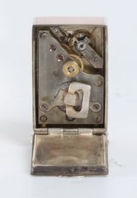 Een miniatuur Zwitsers zilveren roze transparant guilloche email klokje, circa 1900 - afbeelding 5