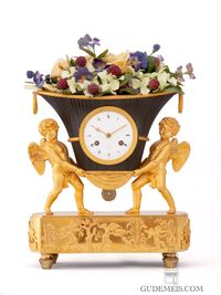 Een Frans Empire verguld en bronzen pendule, bloemenvaas met putti, circa 1800 - afbeelding 2