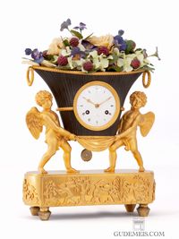 Een Frans Empire verguld en bronzen pendule, bloemenvaas met putti, circa 1800 - afbeelding 1