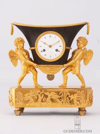 Een Frans Empire verguld en bronzen pendule, bloemenvaas met putti, circa 1800 - afbeelding 3