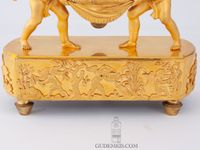 Een Frans Empire verguld en bronzen pendule, bloemenvaas met putti, circa 1800 - afbeelding 4