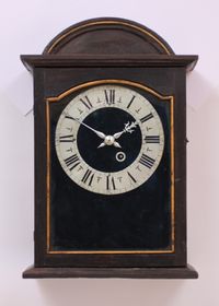 Een Zwitserse provinciale 'Religieuse' wandklok, circa 1680 - afbeelding 1