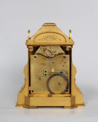 Een Engels gegraveerd 'Cole type' verguld tafelklokje, Manoah Rhodes, circa 1860 - afbeelding 4