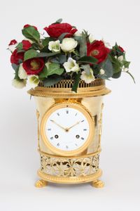 Een fraaie Franse Empire verguld bronzen vaaspendule, Angevin A Paris, circa 1800 - afbeelding 1
