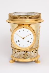 Een fraaie Franse Empire verguld bronzen vaaspendule, Angevin A Paris, circa 1800 - afbeelding 2