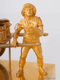 Een Franse Empire verguld bronzen pendule, Waterverkoper, circa 1810. - afbeelding 3