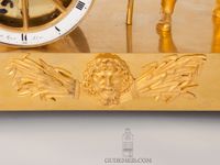 Een Franse Empire verguld bronzen pendule, Waterverkoper, circa 1810. - afbeelding 4