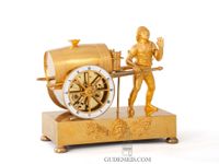 Een Franse Empire verguld bronzen pendule, Waterverkoper, circa 1810. - afbeelding 1