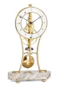 Een Franse Empire messing skeletklok met slagwerk en gangduur van een maand, circa 1800. - afbeelding 1