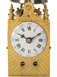Une petite horloge de table en laiton française miniature avec carillon, vers 1780. - image 3