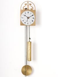 Een miniatuur Oostenrijks messing ‘Brettl Uhr’ wandklokje, circa 1850 - afbeelding 1