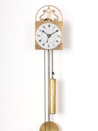 Een miniatuur Oostenrijks messing ‘Brettl Uhr’ wandklokje, circa 1850 - afbeelding 3