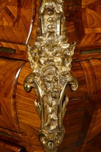 Franse Louis XV commode en tombeau - afbeelding 2
