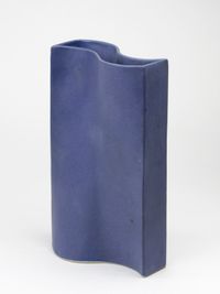 Jan van der Vaart, Golvende blauw geglazuurde vaas, multipel, 1999 - afbeelding 1