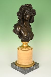 Een bronzen buste, voorstellende een Bacchante. - afbeelding 2