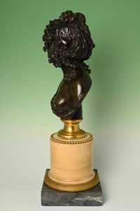 Een bronzen buste, voorstellende een Bacchante. - afbeelding 4